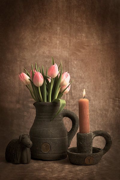 Tulipes sur un pichet avec bougie et mouton par Humphry Jacobs