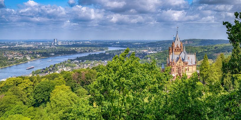 Vue sur le château de Drachenburg, Königswinter, Bonn et le Rhin. par Katho Menden
