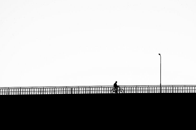 Einsamer Radfahrer... von Leon Okkenburg