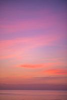 Ciel rose et orange au coucher du soleil sur la mer