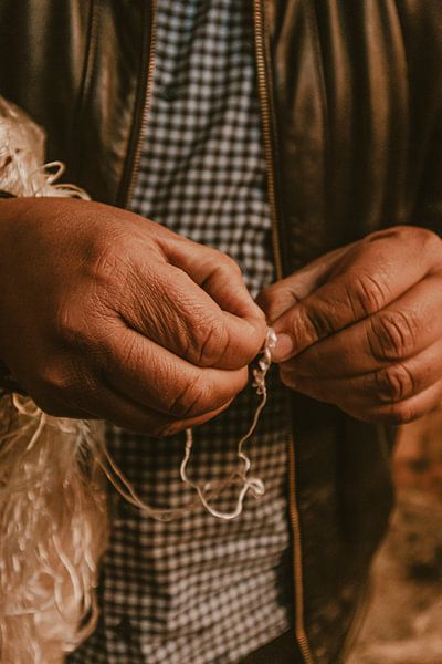 Erfahrene Hände in zeitloser Handwerkskunst von Stille Vertelling