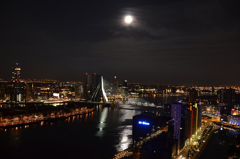 Rotterdam en de Maas onder een volle Maan von Marcel van Duinen
