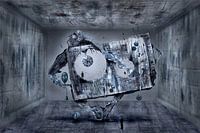 Modernes Kunstgebilde im Raum mit Uhr