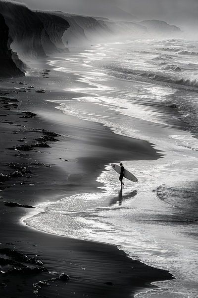 Einsamer Surfer am Strand mit Surfbrett bei Sonnenuntergang von Poster Art Shop