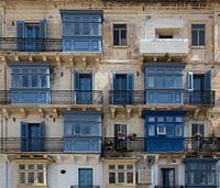 Complexe résidentiel dans les tons blancs et bleus