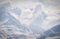 Schnee, Berge und Sonne auf dem Gipfel des Gletschers