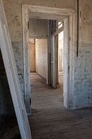 Tür in verlassenem Haus