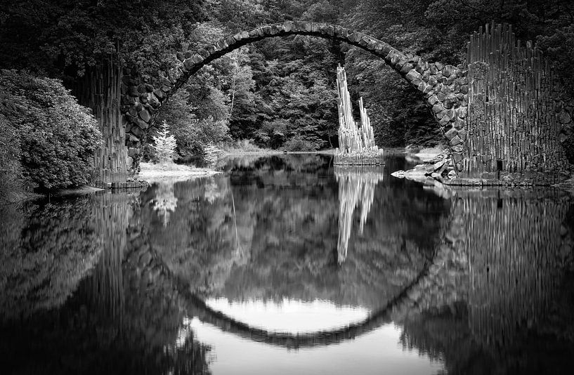 Rakotzbrücke Kromlau schwarz-weiß von Sabine Wagner