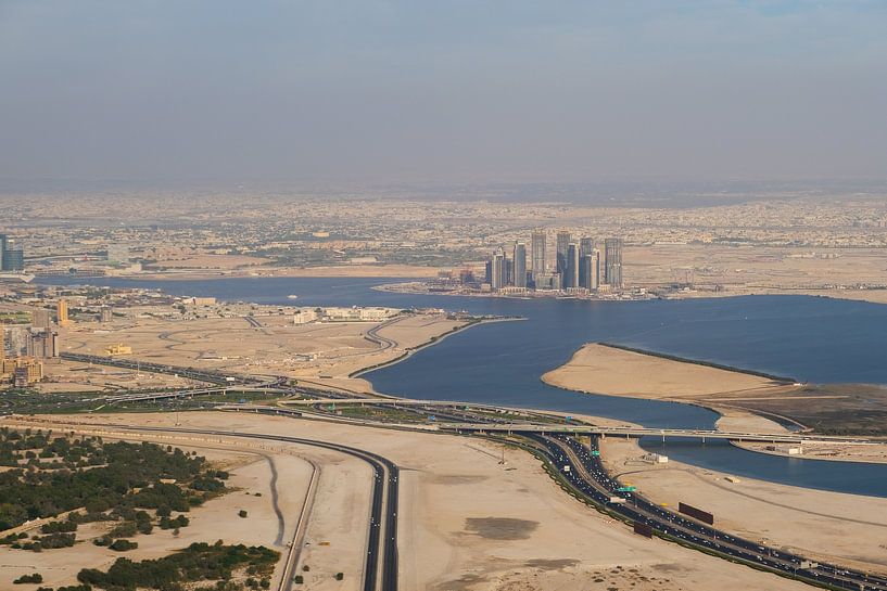 Blick über die Wüstenstadt Dubai von Edsard Keuning