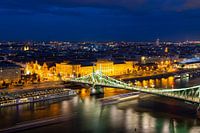 Panorama du soir de Budapest avec le Danube et le Pont de la Liberté au premier plan