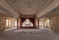 Tanzsaal mit Klavier in einem verlassenen Sanatorium