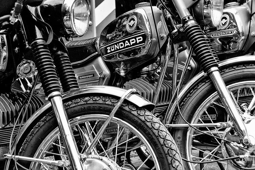 Oldtimer Zündapp Mopeds (schwarz und weiß) von Jan van den Broek 2BHAPPY4EVER