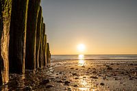 Gouden zonsondergang in zeeland, kust van nederland