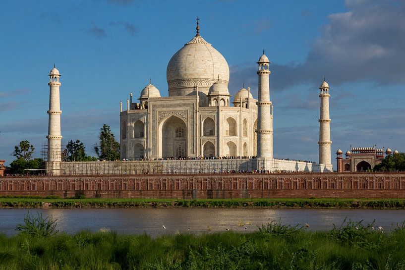 Taj Mahal in der Abendsonne vom Ufer aus von Sofie Bogaert