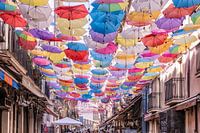 Des parapluies colorés pour décorer les rues