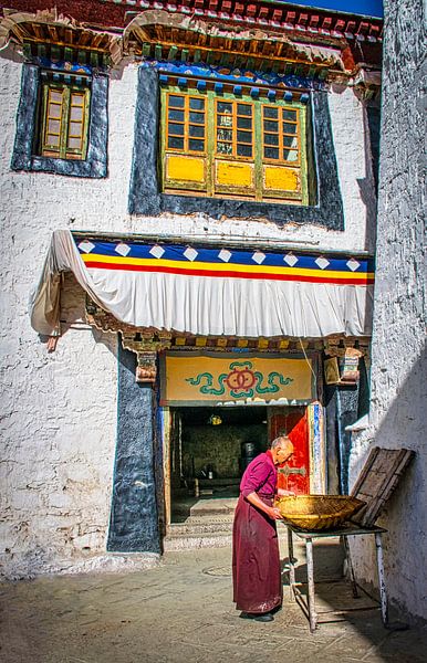 Mönch bei der Arbeit im Hof des Klosters, Tibet von Rietje Bulthuis