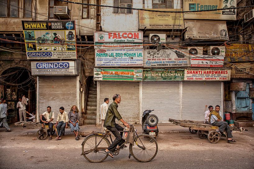 Geschäftiger indischer Straßenmarkt in Neu-Delhi, Indien. von Tjeerd Kruse