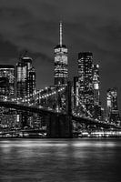 Le pont de Brooklyn et la tour de la Liberté à New York en noir et blanc