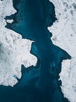 Abstrakte Schneeküste in Island - Topdown-Landschaft