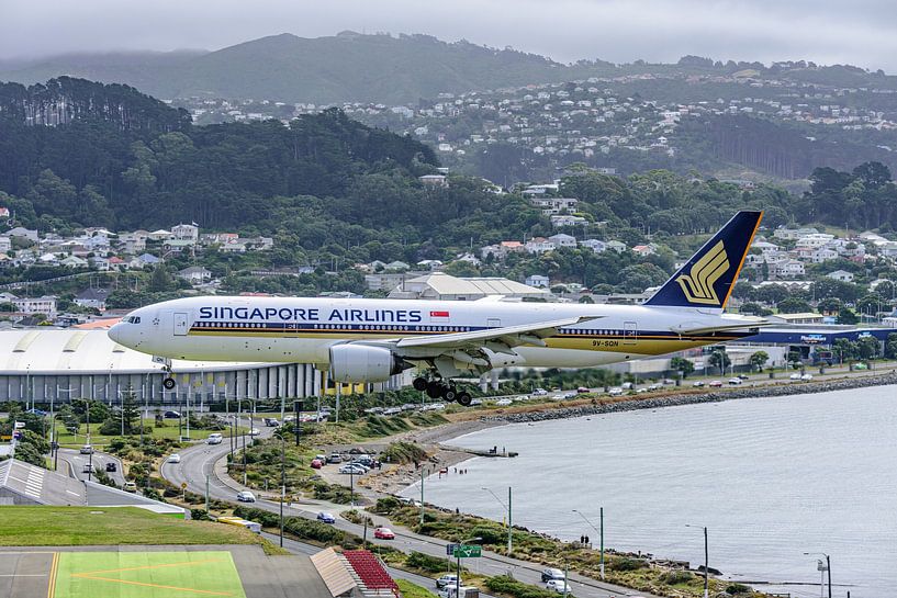 Singapore Airlines Boeing 777-200 at Wellington Airport. by Jaap van den Berg