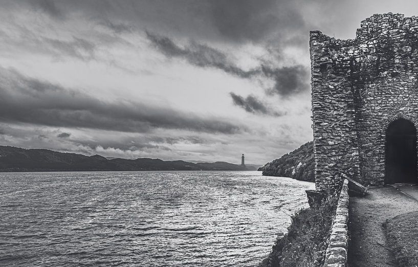 Urquhart Castle am berühmten Loch Ness See in Schottland. Wunderschöne Landschaft in ruhiger Atmosphäre. Stille, Frieden und Einsamkeit. von Jakob Baranowski - Photography - Video - Photoshop