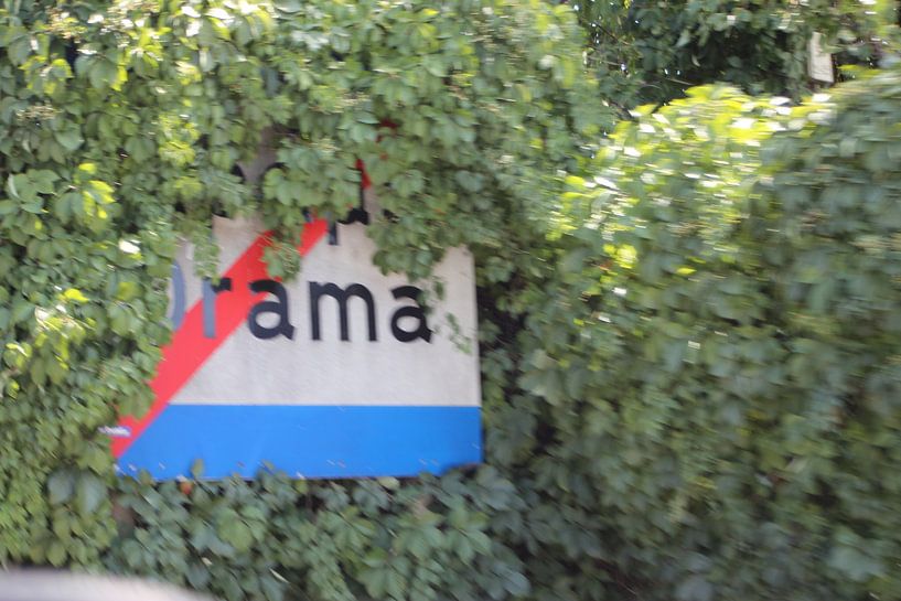 Drama zu Ende - Ortsschild Ende Drama - Griechenland von ADLER & Co / Caj Kessler