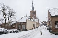 Dorfstraße mit Schnee in Moordrecht, Niederlande.