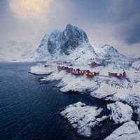 Rote Hütten in winterlicher Stille