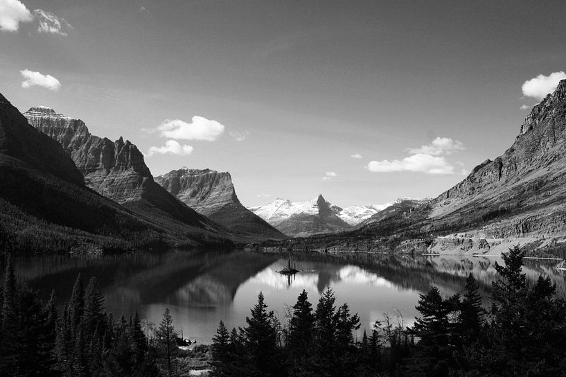 Beautiful landscape: lake between mountains by Anouk Noordhuizen