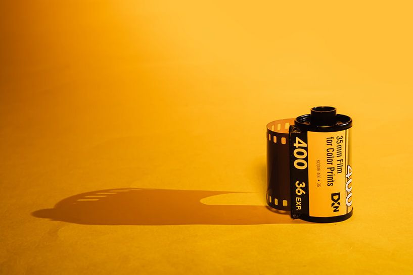 Filmrolle auf Gelb mit Schlagschatten von Jolanda Grutter