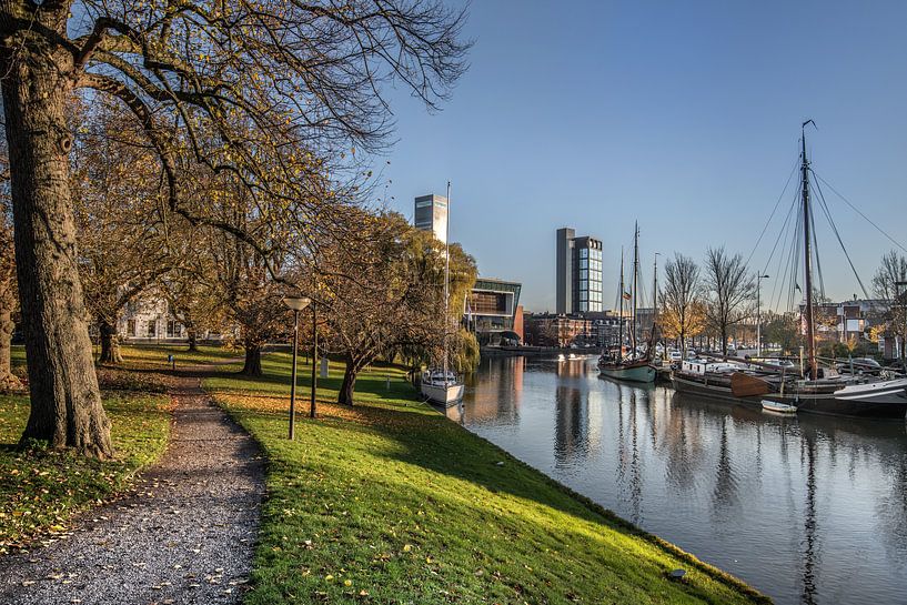 Zicht op de stadsgracht van Leeuwarden vanaf de Westerplantage by Harrie Muis