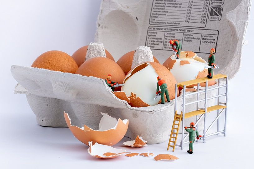 Peeling eggs by Manja van der Heijden
