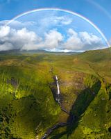 Cascata da Ribeira Grande: Wasserfall mit Regenbogen auf Flores, Azoren