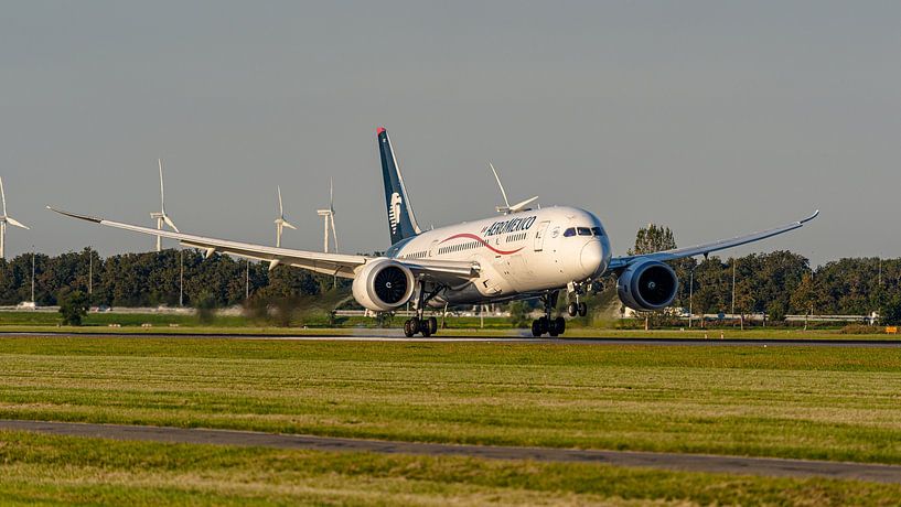 Atterrissage du Boeing 787-8 d'Aeroméxico à l'aéroport de Schiphol. par Jaap van den Berg