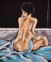 Braune junge Frau auf schwarzem Hintergrund mit blauen Laken