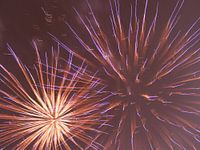 Orange, violett, rot Feuerwerk Alt & Neu / Divali