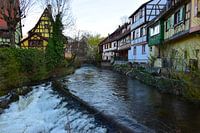 Vue de Kaysersberg, petit village alsacien aux belles maisons à colombages colorées et à la rivière 