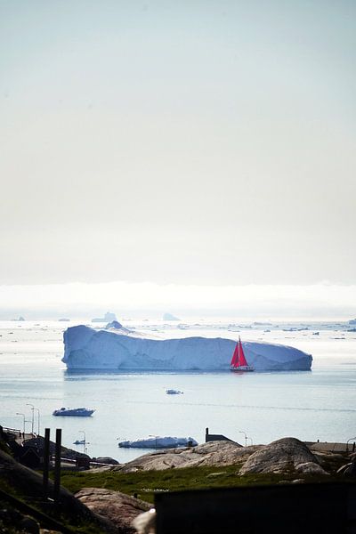 Das Boot mit den roten Segeln von Elisa in Iceland