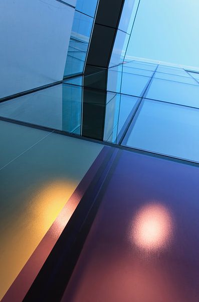 Grafische Linienspiel in moderner bunter Architektur von Tony Vingerhoets