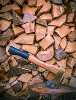 Houtstapel met bijl