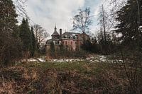Gespenstische Erscheinung: Verlassenes Herrenhaus im verschneiten Wald