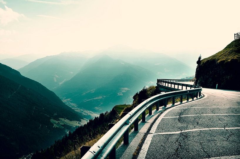 Jaufenpass-Kurve im Gegenlicht. von Ronnie Reul