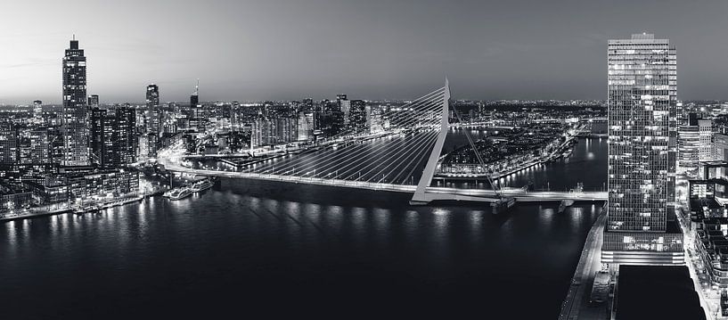 Panorama nocturne de l'horizon de Rotterdam à Erasmusbrug, au-dessus de l'aéroport de Rotterdam. par Sjoerd van der Wal Photographie