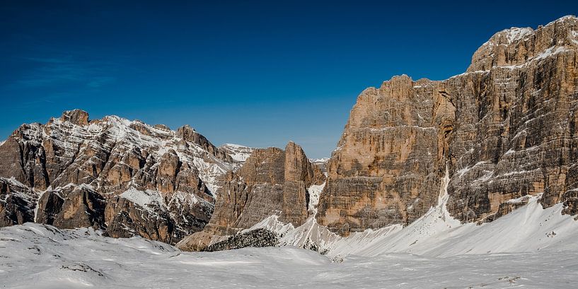 Massieve bergwand in de Dolomieten von MICHEL WETTSTEIN
