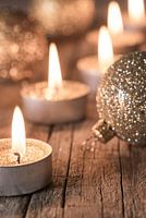 Kerstmis en Advent kaarsen samenstelling met kerstballen ornamenten in grijze retro stijl