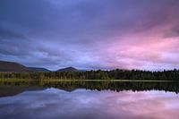 Spiegelung in einem See in Schottland