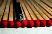 Verbrandde lucifer die wel in het gareel ligt