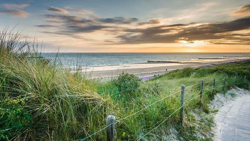 Coucher de soleil atmosphérique sur le paysage des dunes hollandaises par Fotografiecor .nl