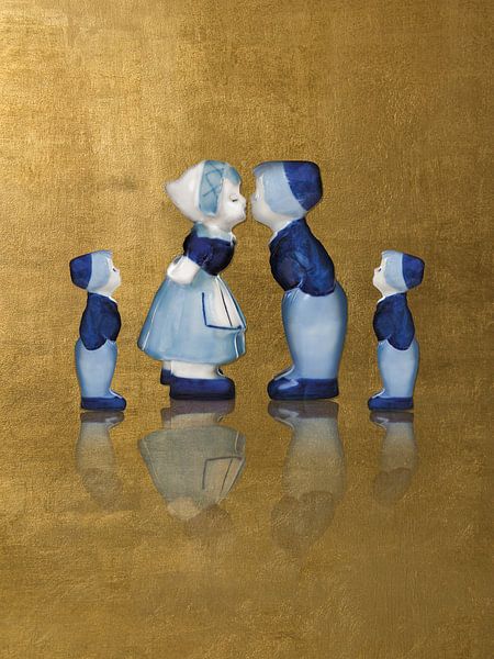 Family delft blue kissing couple with gold by Mijke Konijn