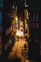 Die moderne roadis road : Magisch beleuchtete Gasse in Mont Saint-Michel